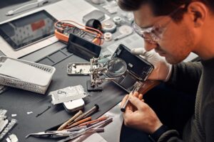 About walk and talk: the walk-and-talk technician working in the repair of smartphone